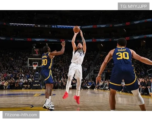 东契奇三分持球突破效率领先威少，主导独行侠关键进攻节奏