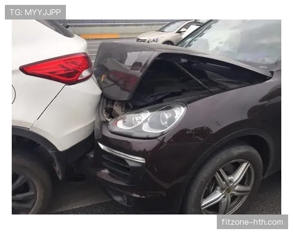 杨昊训练完直接去接娃，球衣都没换，保时捷停幼儿园门口被围观