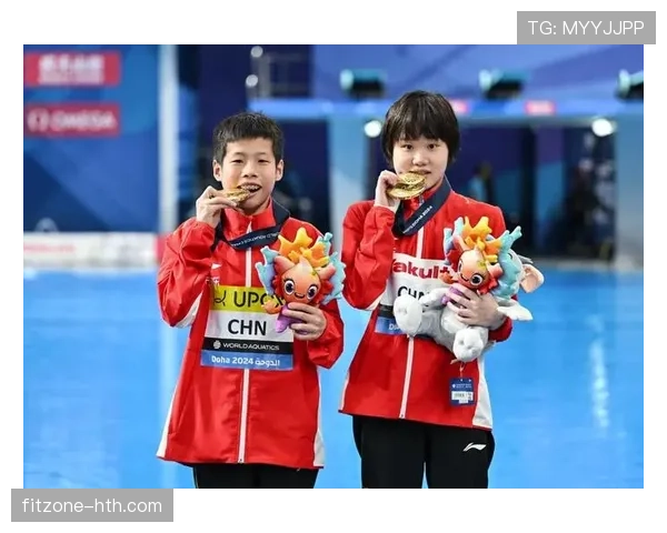 张家齐训练完随手啃鸡腿的样子，真不像拿奥运金牌的人