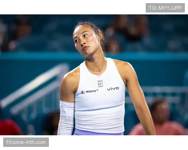 郑钦文训练间偶尔放飞自我，这状态也太不像运动员了吧？